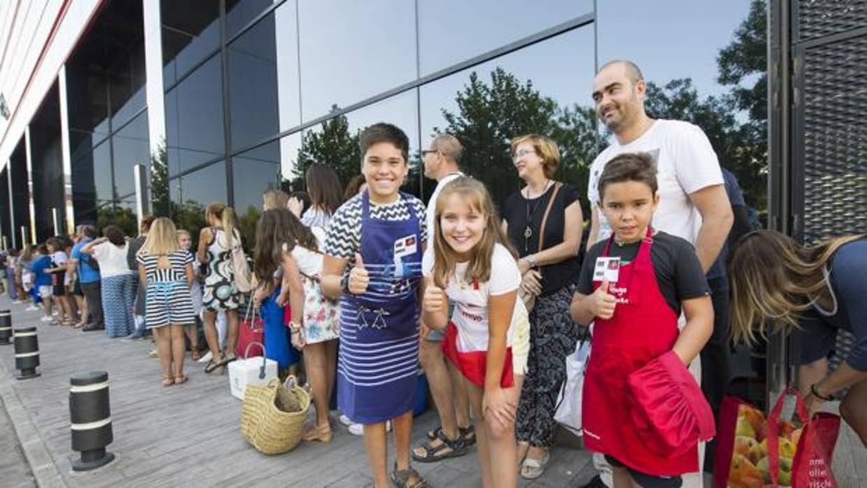 Decenas de niños esperan en las puertas del NH Ribera del Manzanares