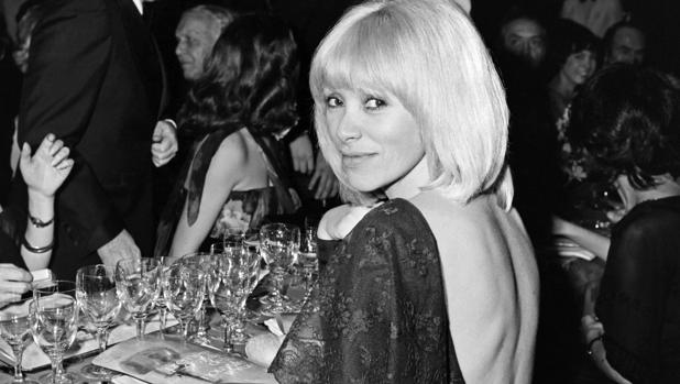 Muere Mireille Darc, la «rubia platino» curtida por la crueldad familiar