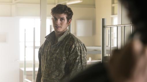 Daniel Sharman es el encargado de dar vida a Troy Otto en la ficción