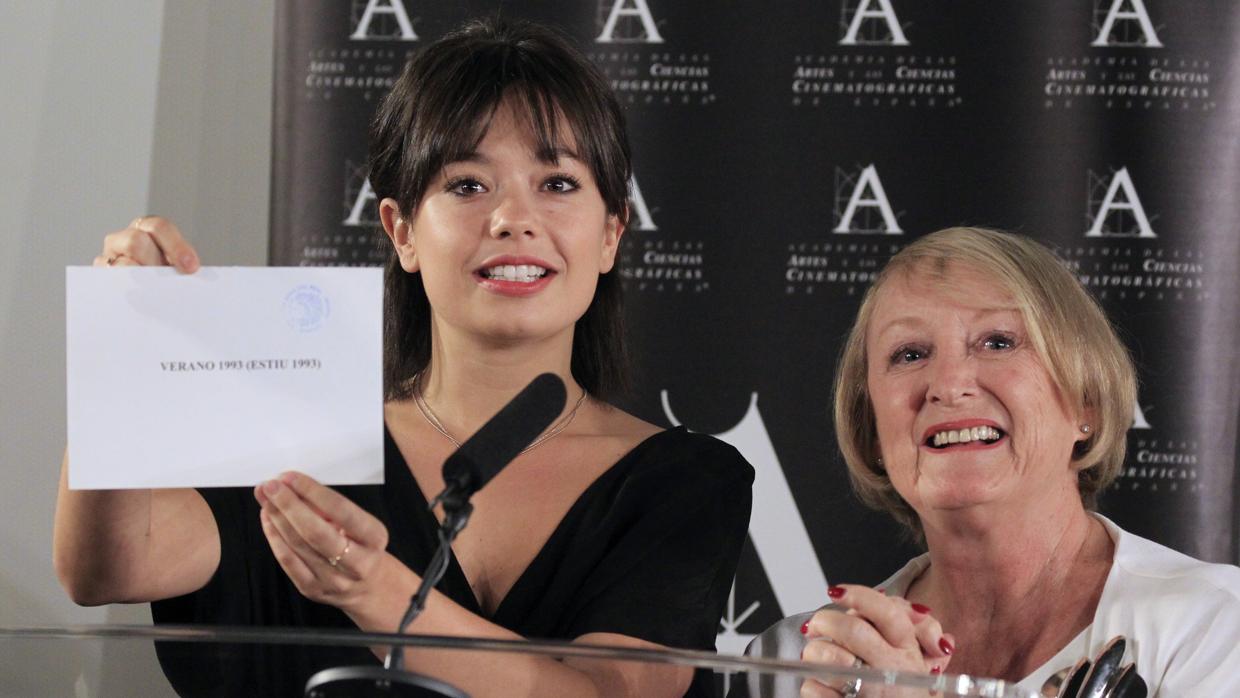 Yvonne Blake, a la derecha, junto a la actiz Anna Castillo, en el momento de anunciar a «Verano 1993» como película que representará a España en los Oscar