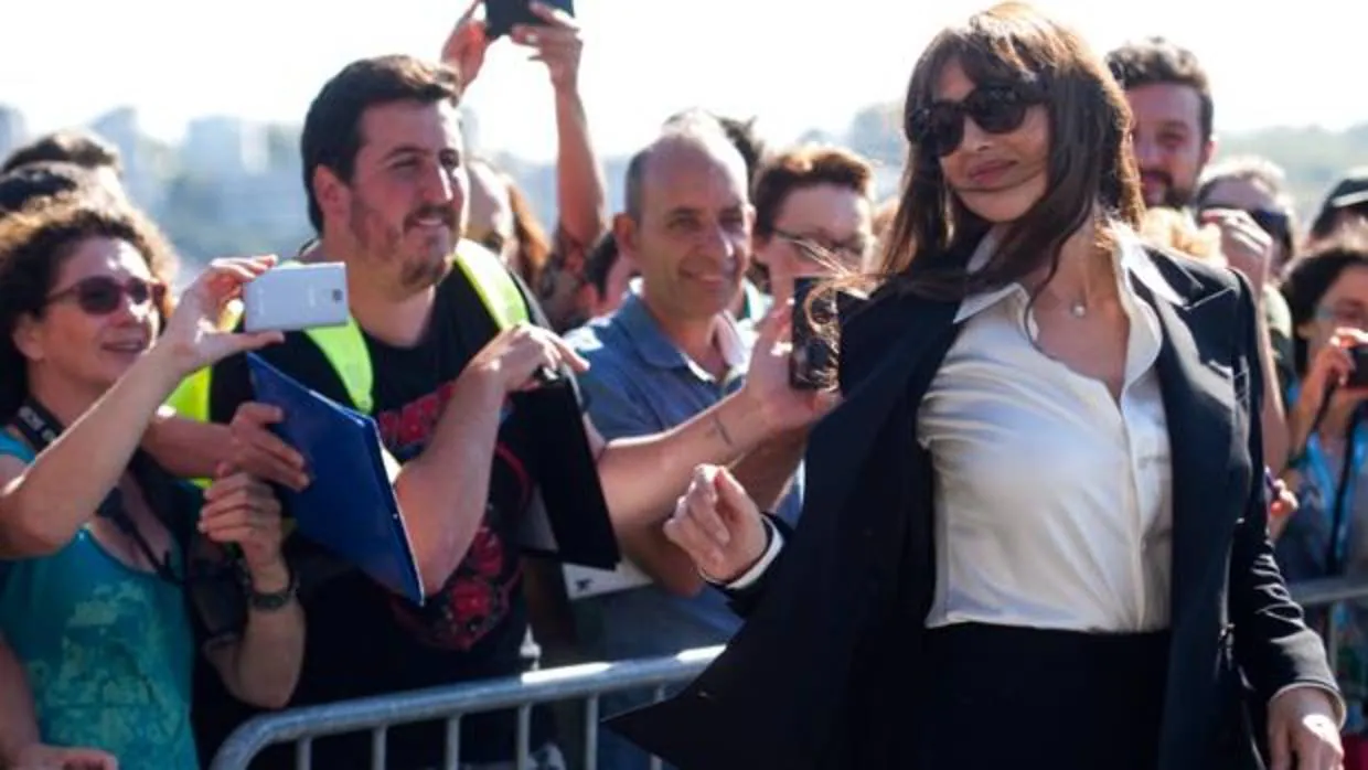 La actriz se fotografía junto a los seguidores en el Festival de San Sebastián
