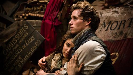 Samantha Barks y Eddie Redmayne en «Los miserables»