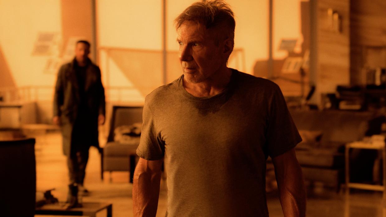 Ryan Gosling (al fondo) y Harrison Ford, en un fotograma de Blade Runner 2049