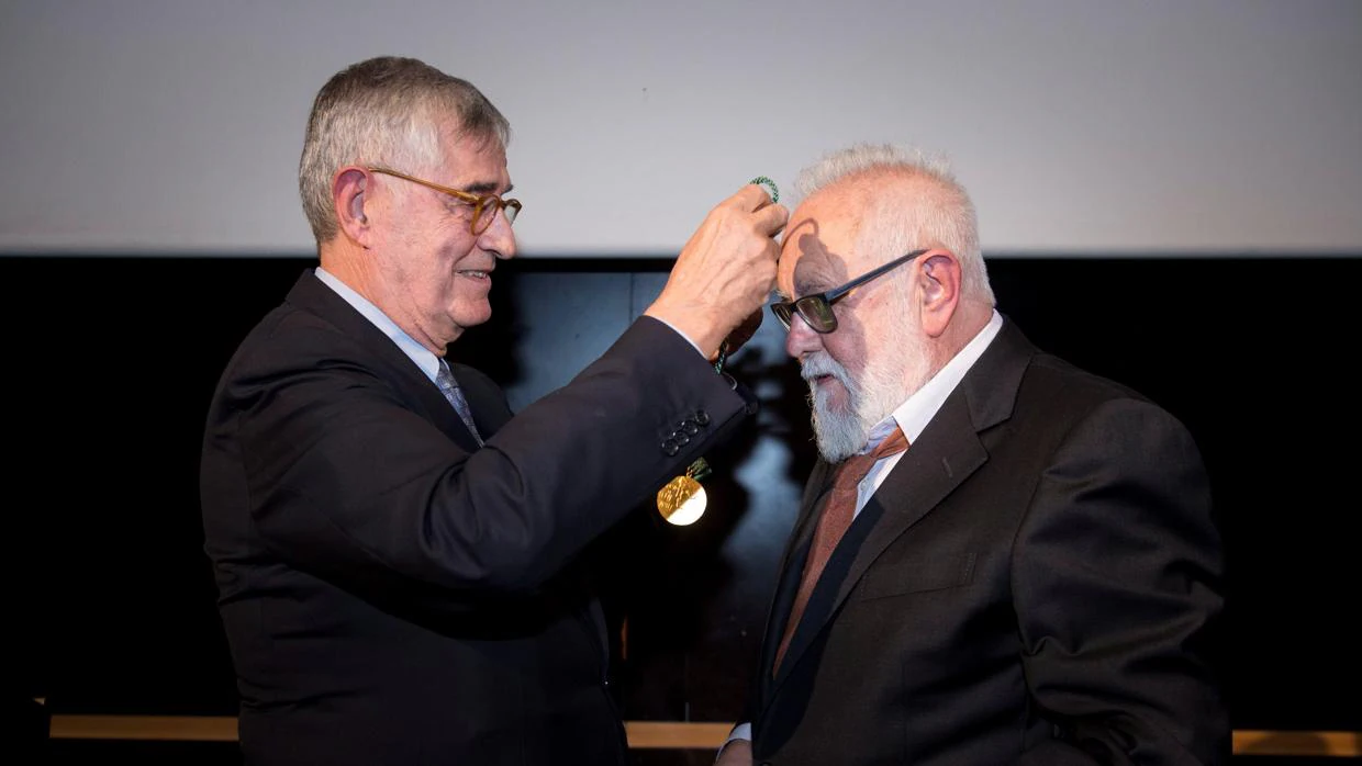 El escritor y cineasta Gonzalo Suárez recibe la Medalla de Oro que le otorga el Círculo de Bellas Artes