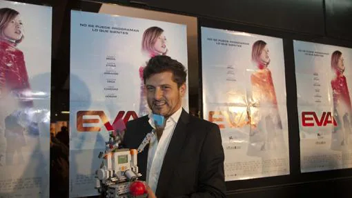 Kike Maíllo posa junto a un cartel de «Eva»