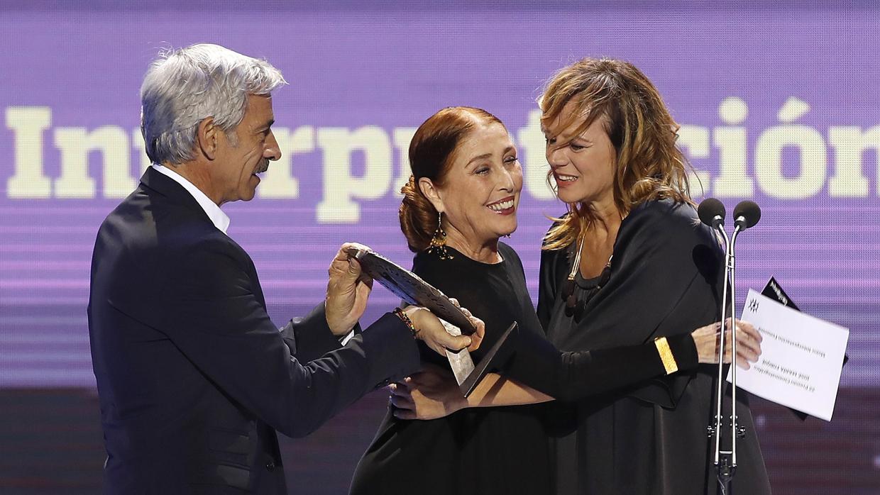 Imanol Arias y Verónica Forqué otorgan el premio a Mejor Interpretación Femenina a Emma Suárez el pasado año