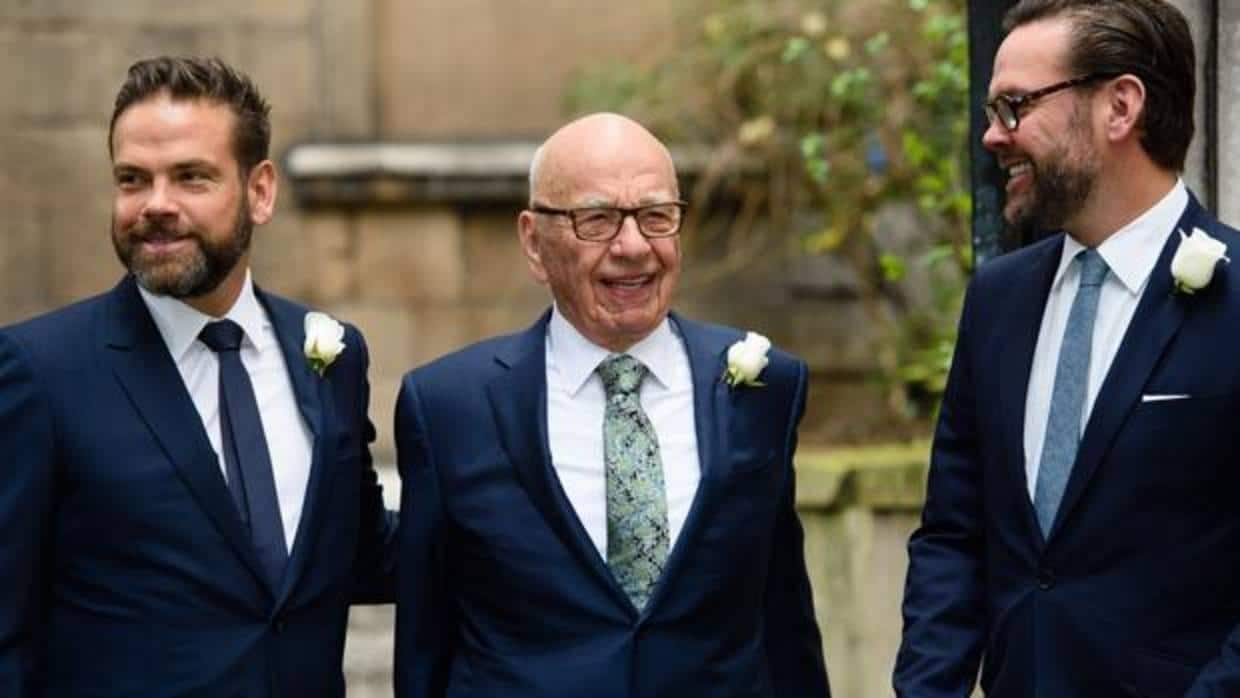 Rupert Murdoch, en la imagen con sus hijos Lachlan (izquierda) y James, parece haberse decidido por Disney para vender su imperio en Fox