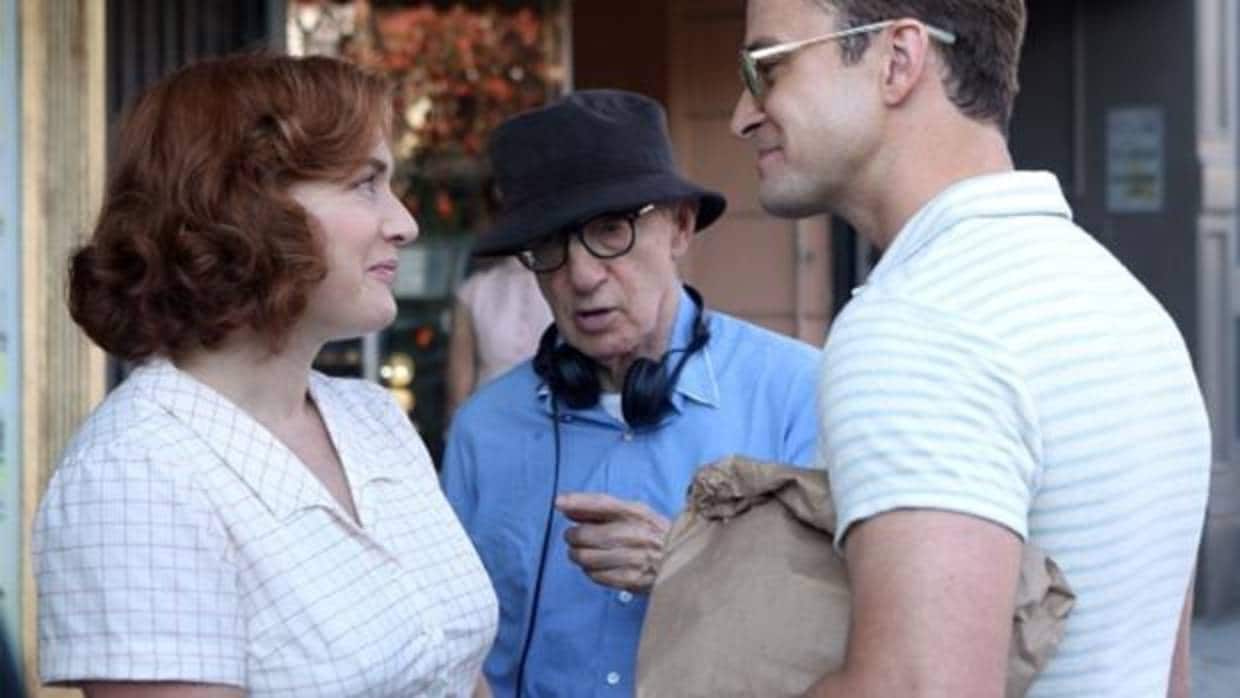 Woody Allen da instrucciones a Kate Winslet en el rodaje de «Wonder Wheel», que se estrenó este viernes