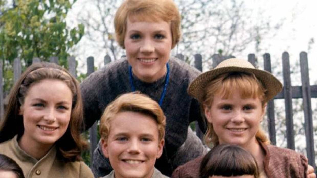 Heather Menzies-Urich, es la muchacha de la derecha, en esta foto con July Andrews y parte de la familia Trapp