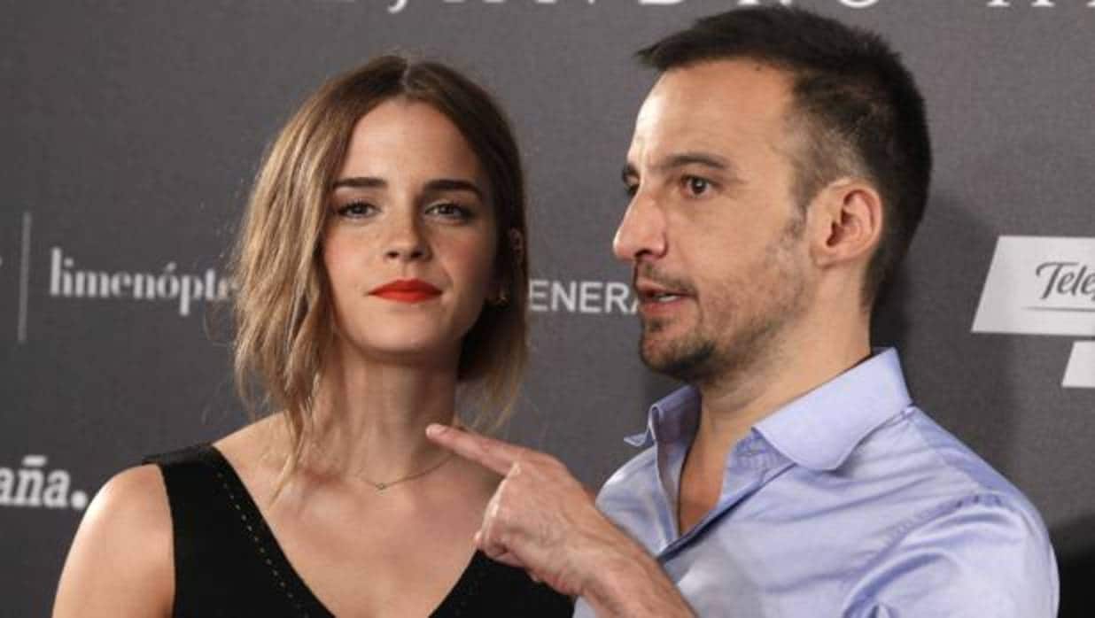 La actriz Emma Watson y Alejandro Amenábar, en el estreno de «Regresión»