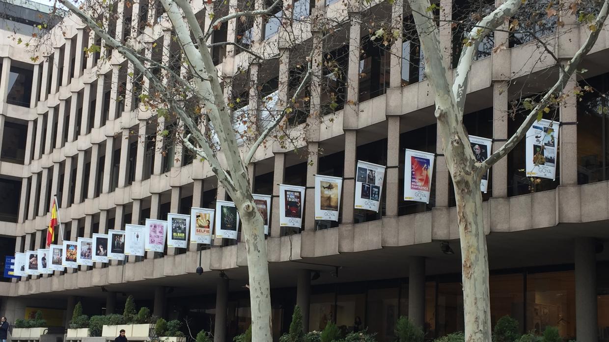 El Ministerio de Educación, Cultura y Deporte, caracterizado con los carteles de las nominadas a los Goya