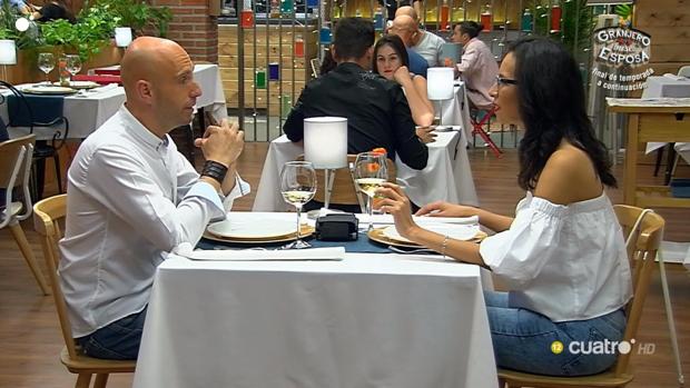 La mordaz indirecta de una comensal de «First Dates» sobre el pelo de su pareja