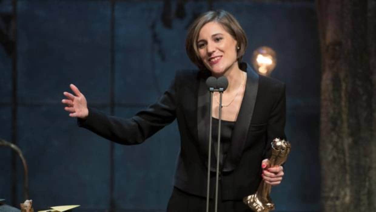 La realizadora Carla Simón recoge el Premio Gaudí a la Mejor dirección