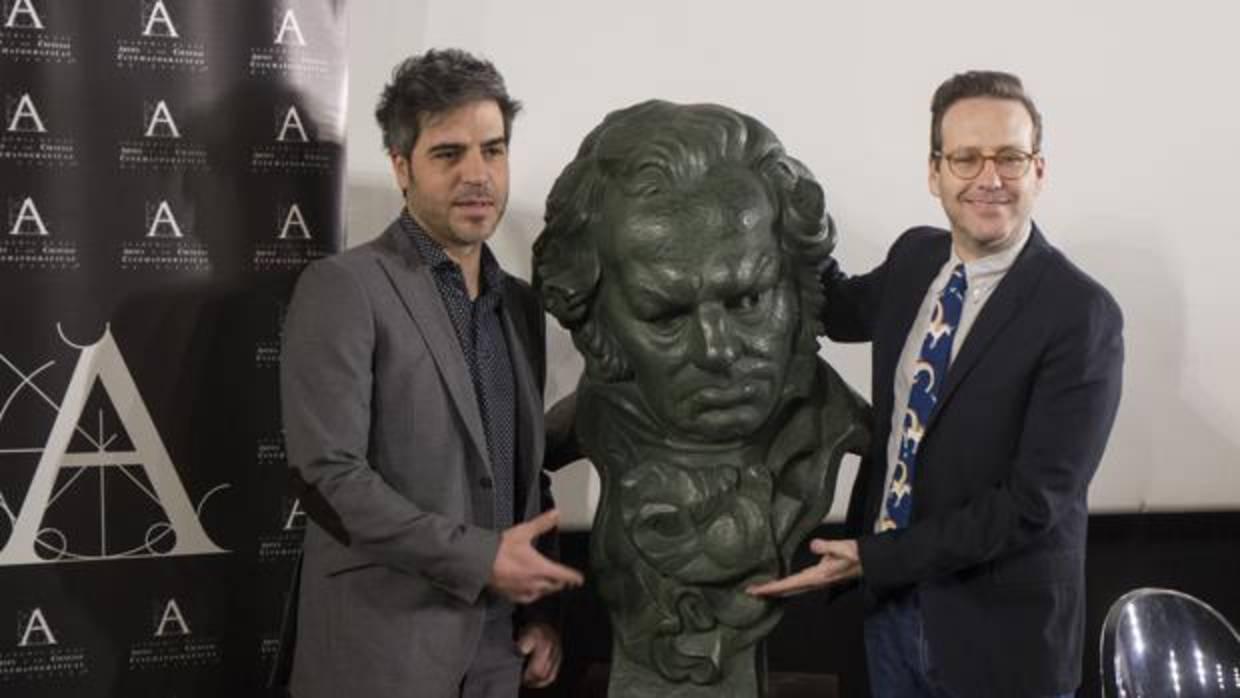 Ernesto Sevilla y Joaquín reyes, «Los Chanantes», en la Academia de Cine con el busto de Goya