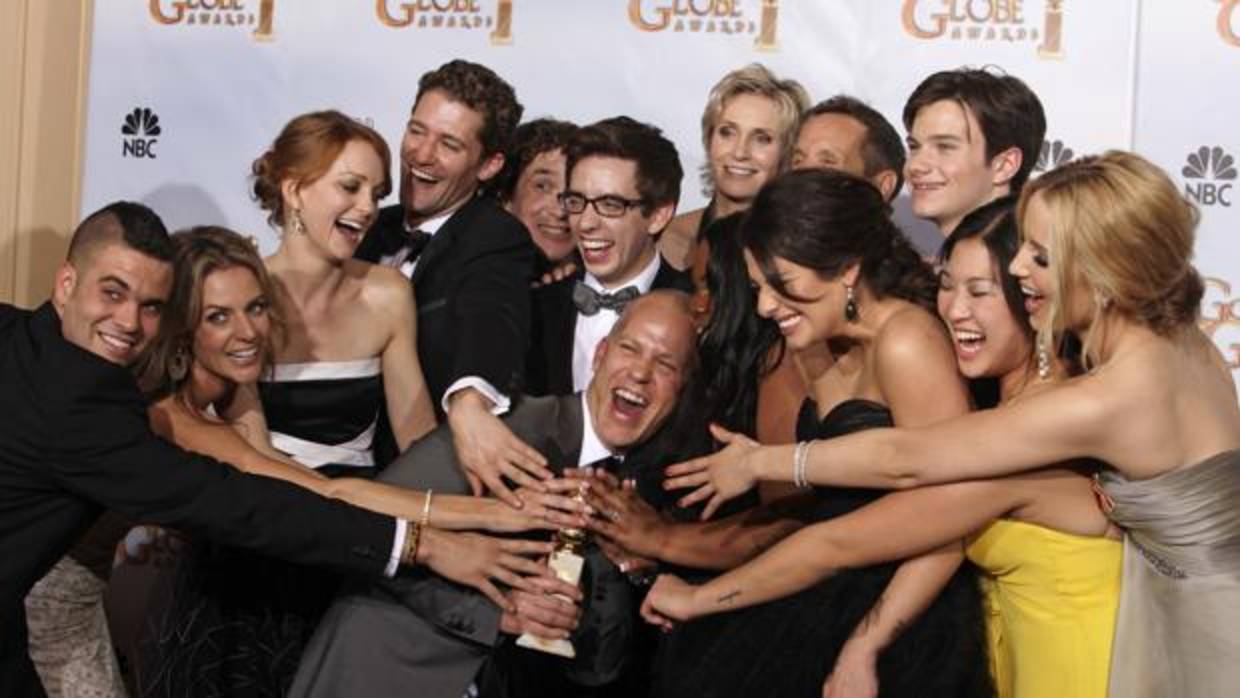El equipo de Glee tras recibir un Globo de Oro en 2010