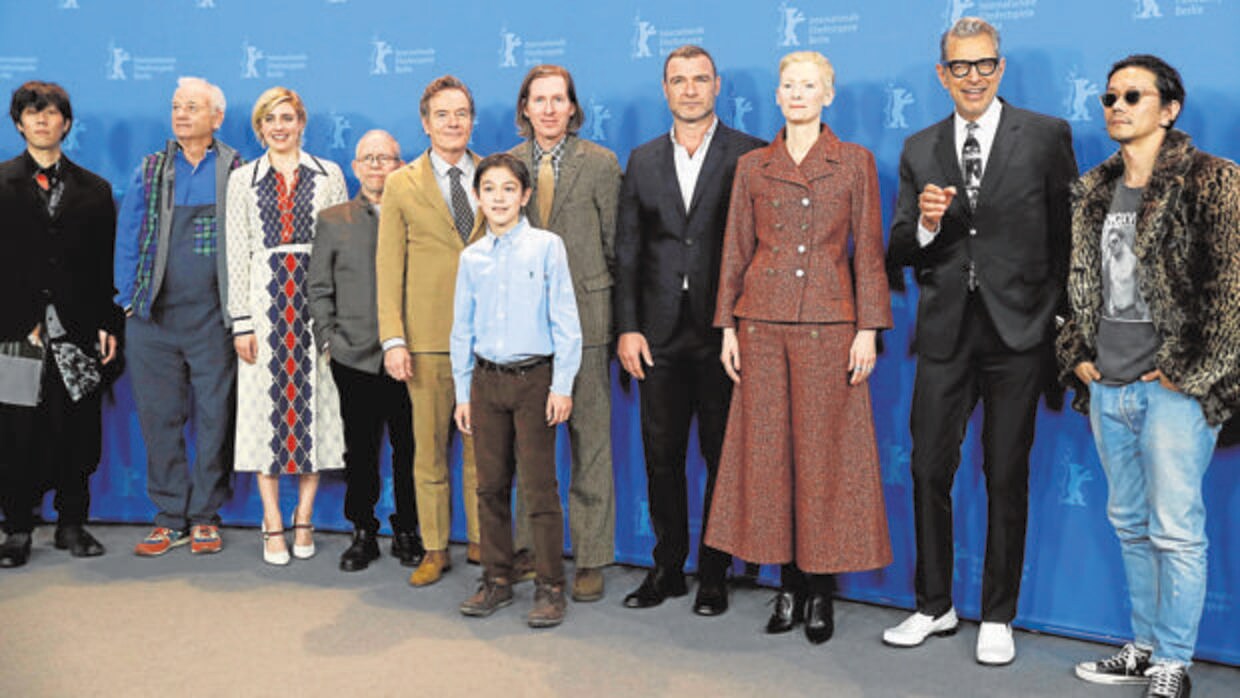 Wes Anderson, con todo el reparto de la película, que le ha acompañado en su estreno berlinés