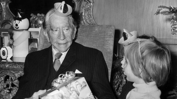 Jean Paul Getty (1892-1976) durante las navidades de 1973, dando regalos en un orfanato