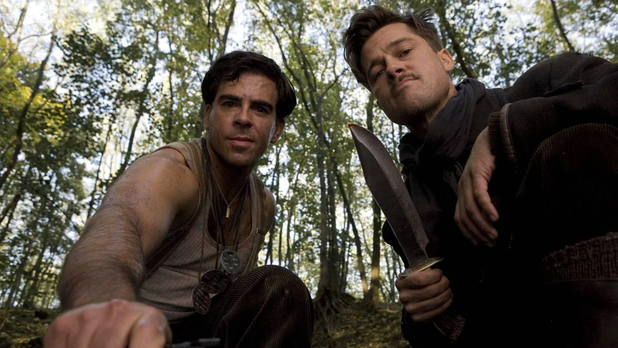 Brad Pitt (derecha) junto a Eli Roth (izquierda) en «Malditos bastardos»