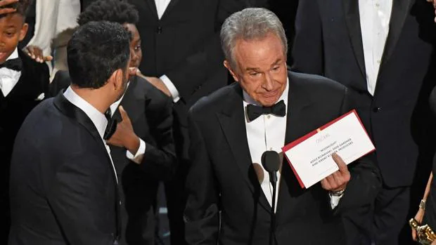 Warren Beatty y Faye Dunaway presentarán el Oscar a mejor película después de su error garrafal