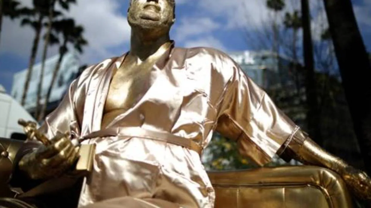La estatua de Weinstein cerca de donde se entregan los premios Oscar 2018