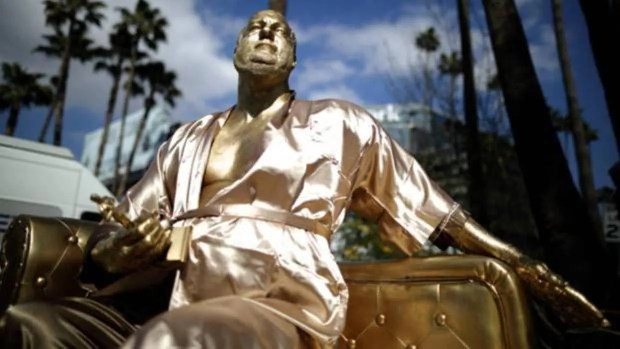 Unos artistas colocaron una estatua de Weinstein en bata como forma de protesta contra la cultura del acoso en el mundo del cine