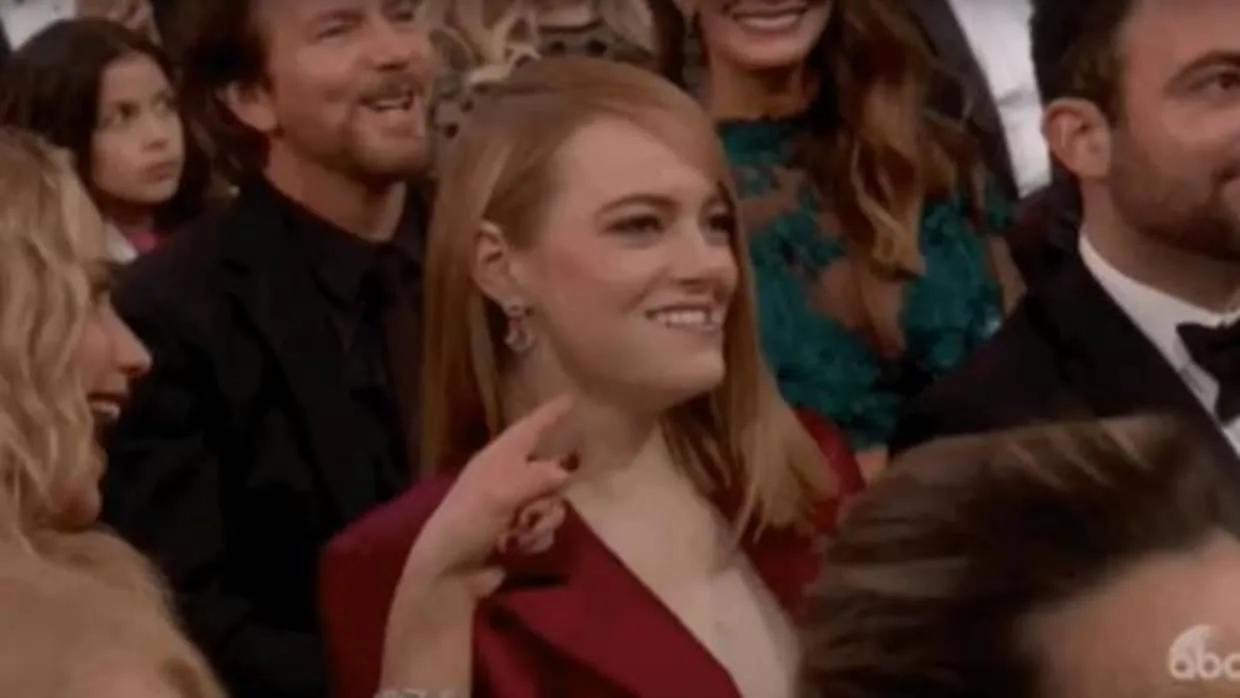Jennifer Lawrence señala con el dedo y se ríe de Emma Stone en los Oscar 2018