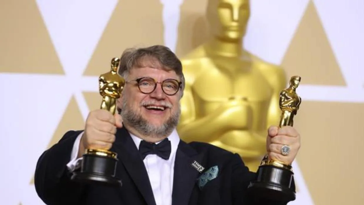Guillermo del Toro posa con las estatuillas
