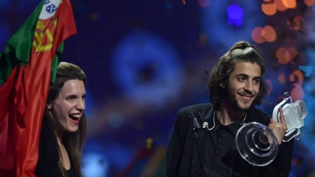 Salvador Sobral y su hermana Luísa Sobral tras ganar Eurovisión en Kiev