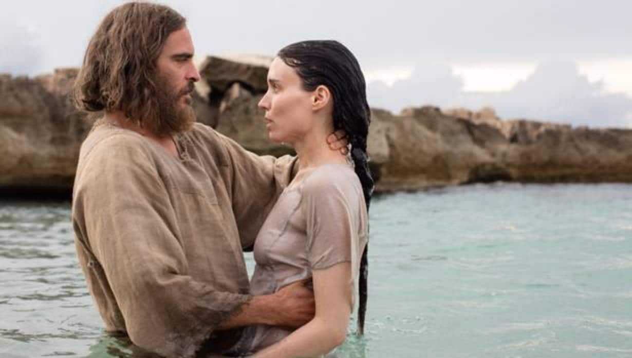 Joaquin Phoenix y Rooney Mara, en el momento del bautizo