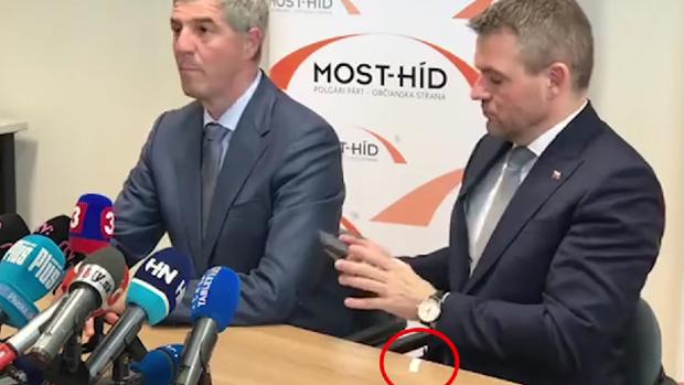 Al primer ministro eslovaco se le cae una papelina en directo