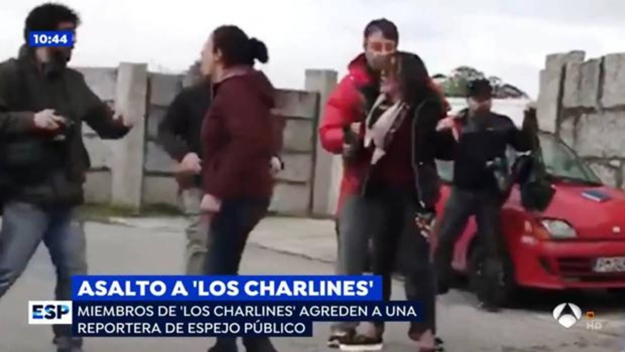 Momento de la agresión a varios periodistas por 'Los Charlines'