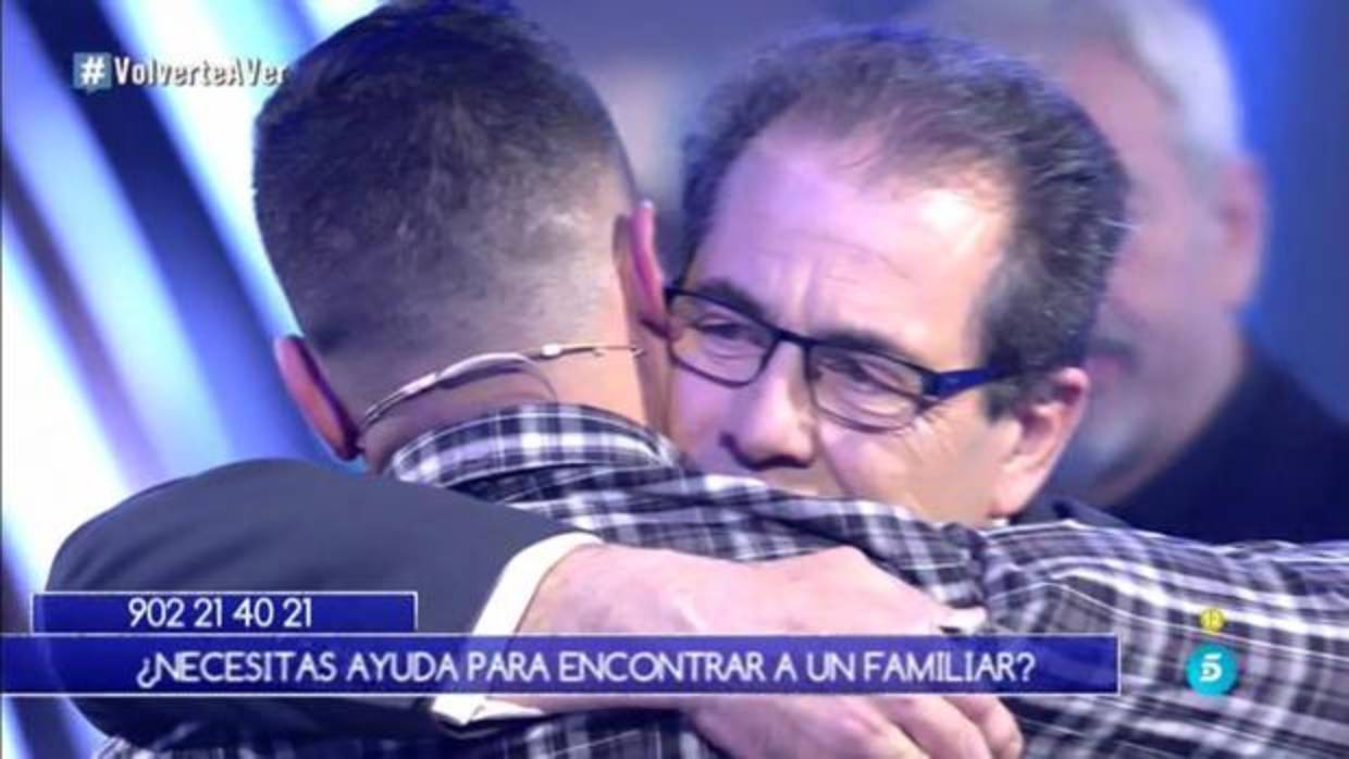 Adrián y Pedro Eulogio abrazándose en el plató de Volverte a ver