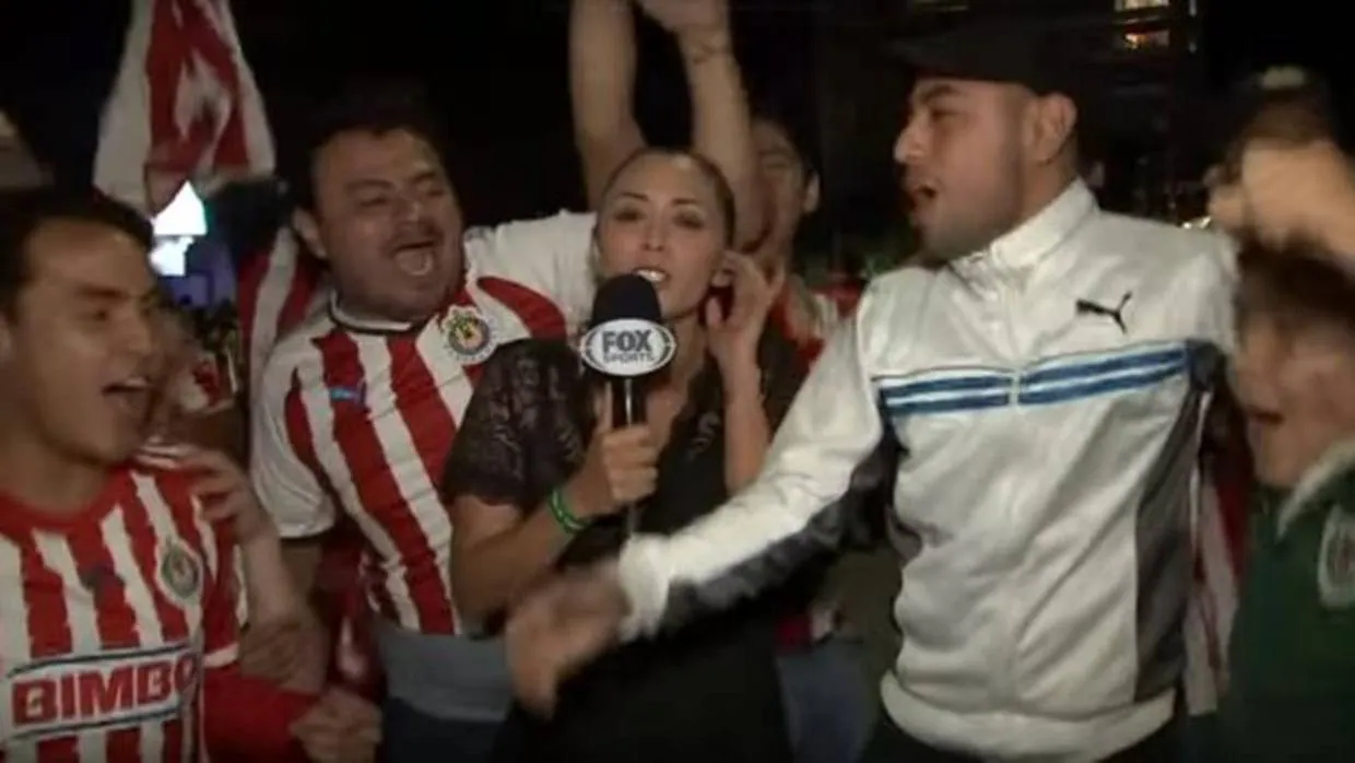 La reportera María Fernanda Mora, rodeada de aficionados del Deportivo Guadalajara