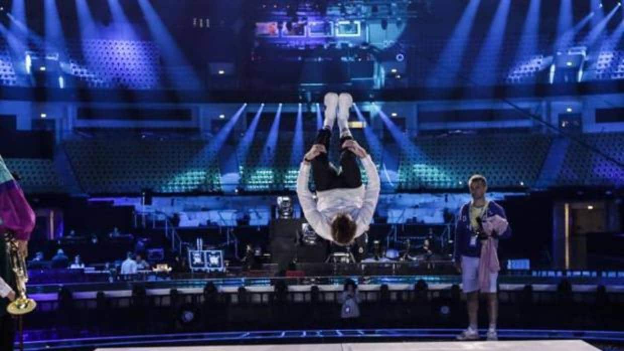 Mikolas Josef haciendo el salto mortal durante el ensayo en el escenario de Eurovisión 2018