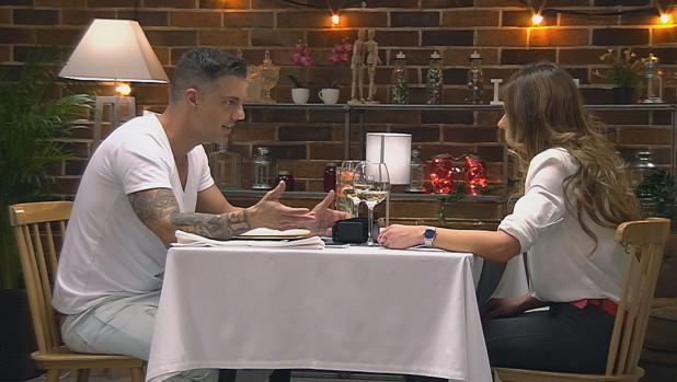 La terrible reacción de un comensal de «First Dates» al escuchar el oficio de su cita