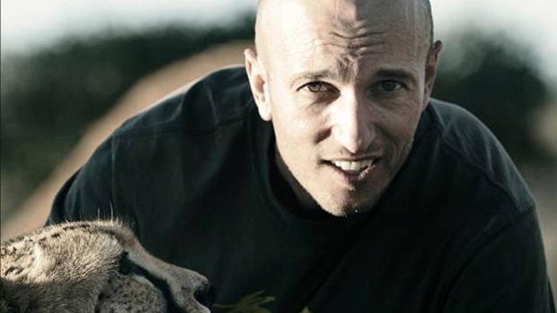 Muere un director de cine al recibir un cabezazo de una jirafa en pleno rodaje