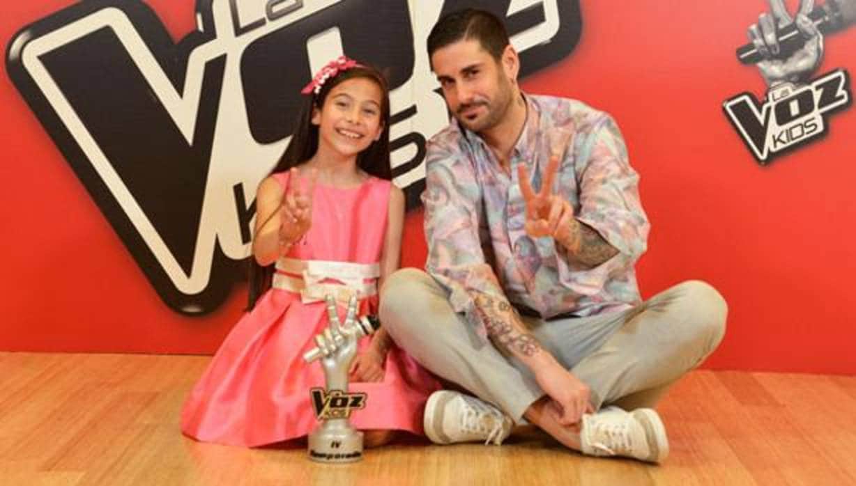 Melani, ganadora de «La Voz Kids», con su coach, Melendi