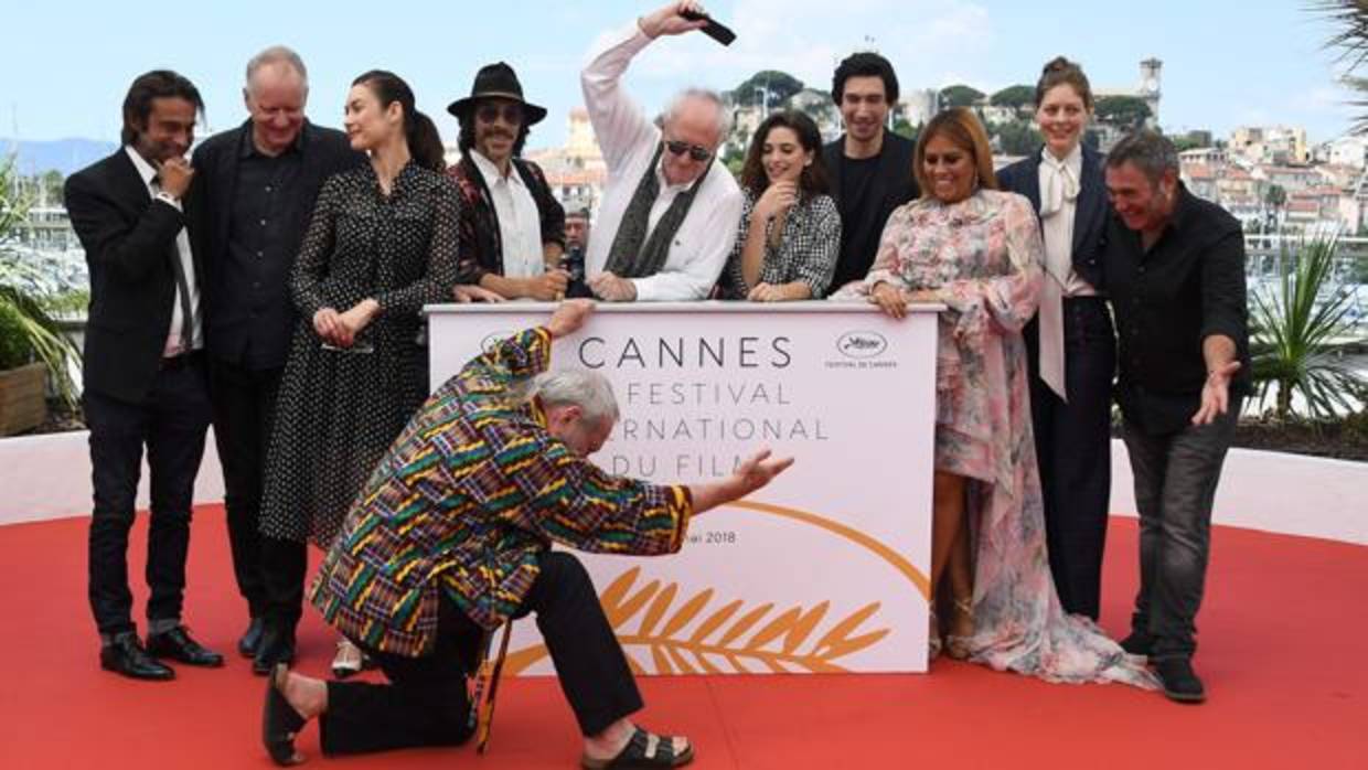 Terry Gilliam (arrodillado), ayer en Cannes, junto a los actores de «El hombre que mató a Don Quijote»