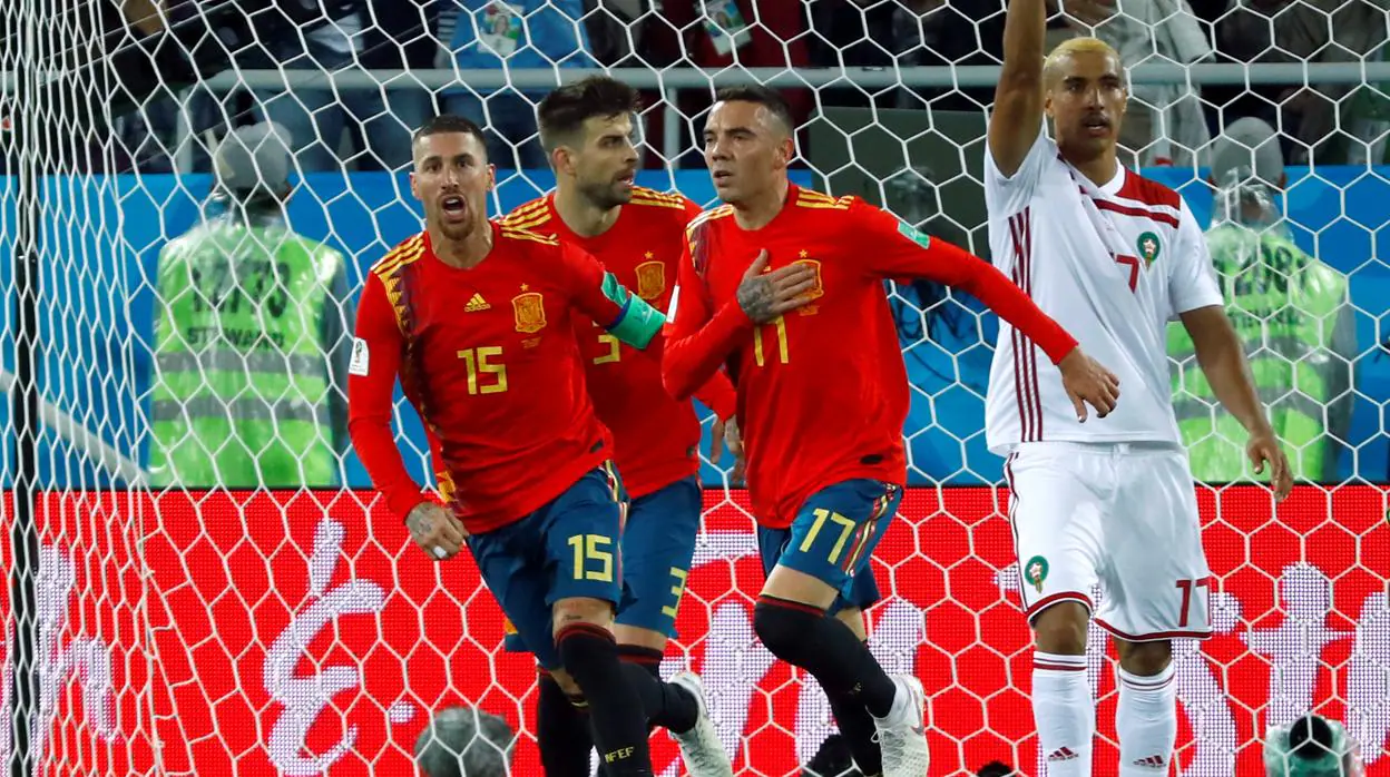 Iago Aspas (el tercero en la imagen) celebra su gol ante Marruecos, junto a Sergio Ramos y Gerard Piqué