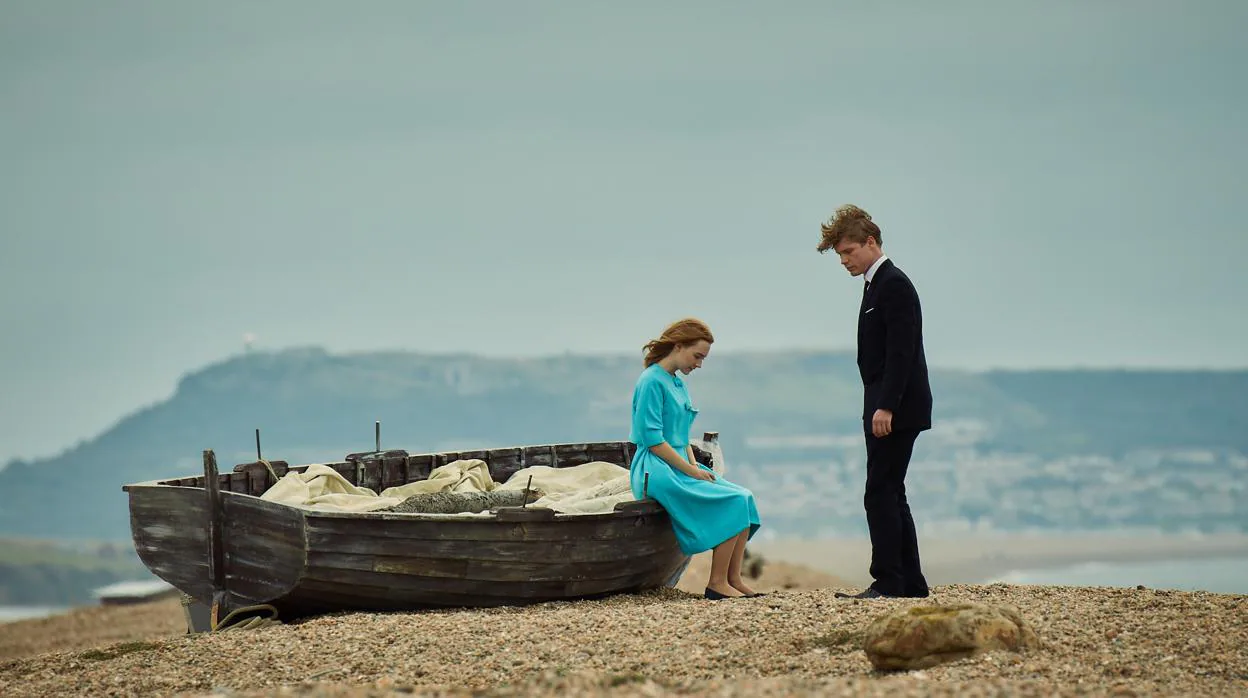 Saoirse Ronan y Billy Howle, en la película «En la playa de Chesil»