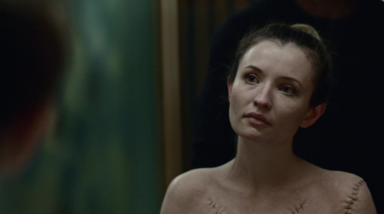 Laura Moon, interpretada por Emily Browning