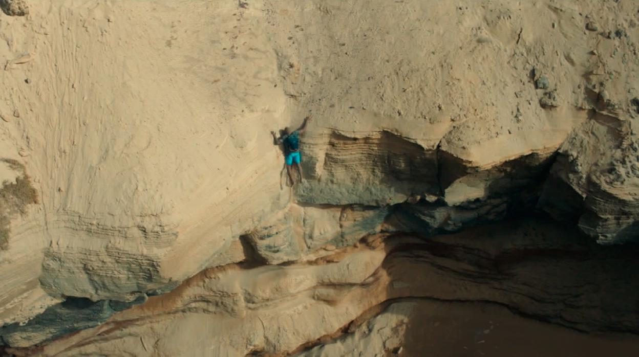 Escena de «Solo», de Hugo Stuven, con el protagonista cayendo por un precipicio