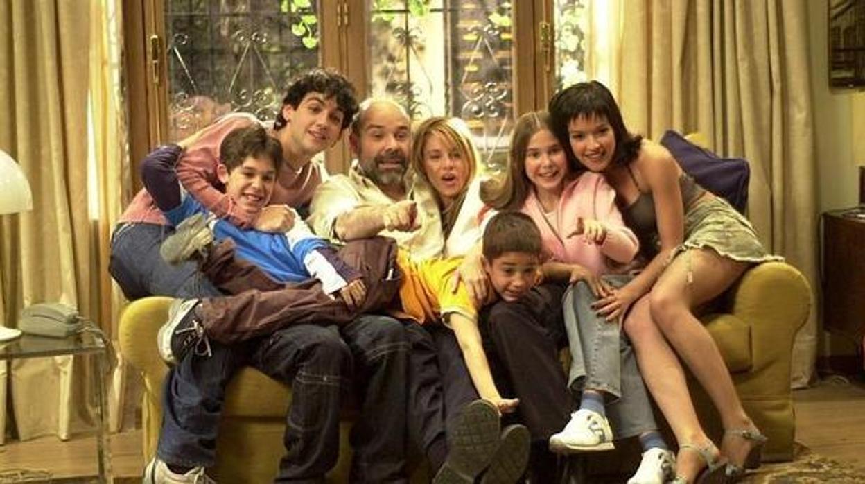 El elenco de «Los Serrano» en la cabecera de la serie