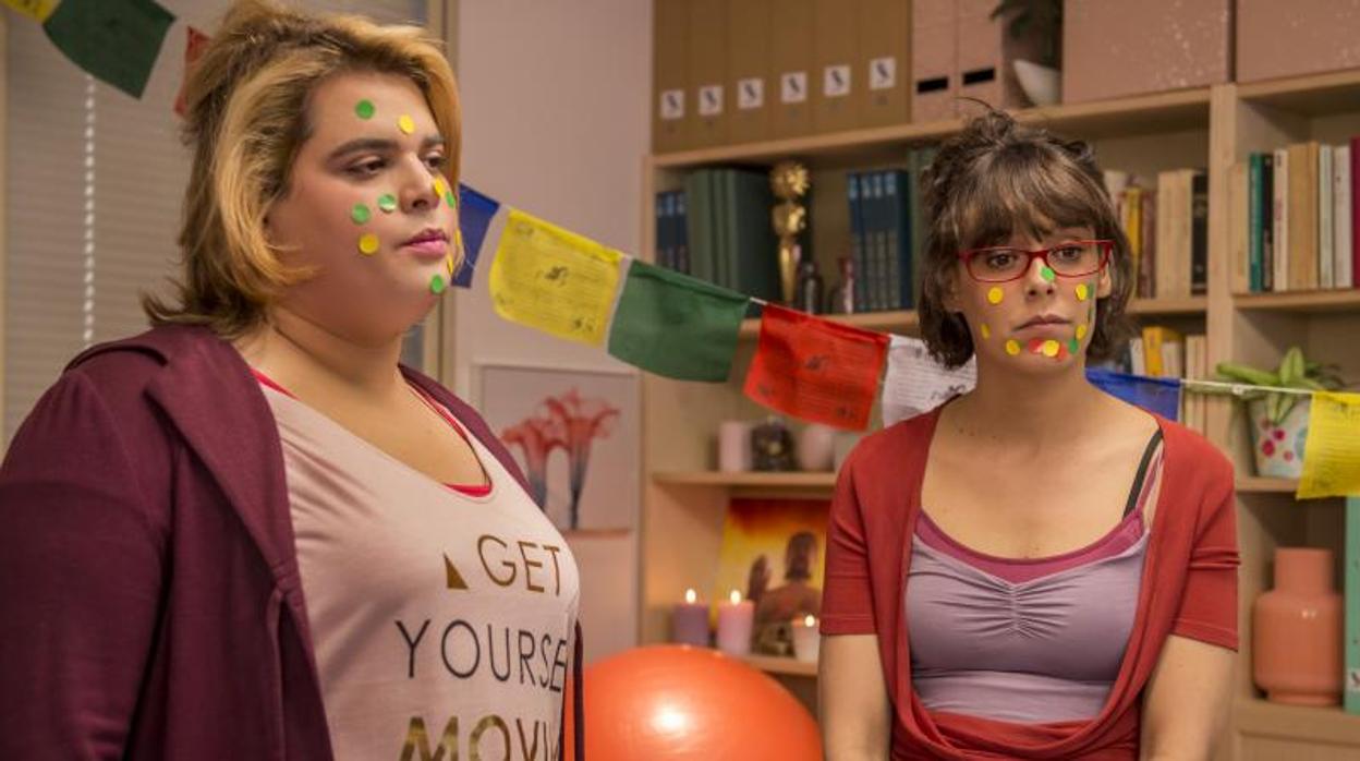Brays Efe (izquierda) y Belén Cuesta (derecha) en la segunda temporada de «Paquita Salas»