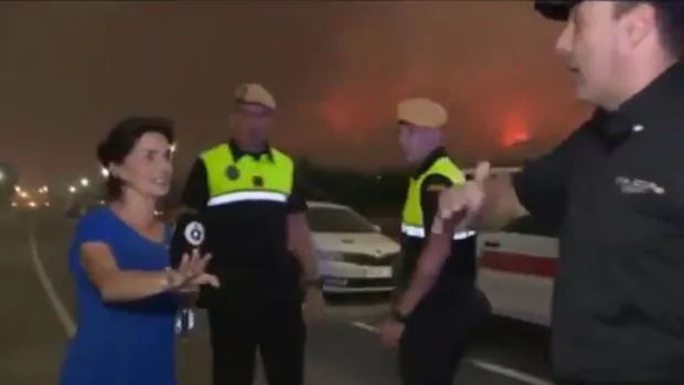 Una reportera de À Punt es evacuada en una conexión en directo
