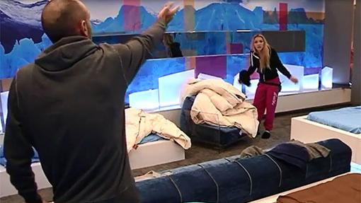Omar y Paula, peleándose en una de las habitaciones de «Gran hermano 15»