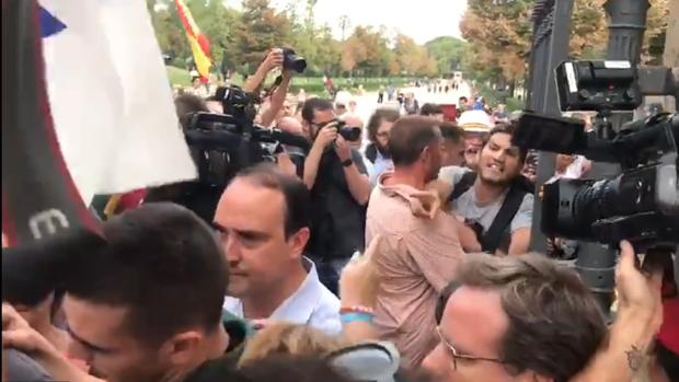 Agreden a puñetazos a un cámara de Telemadrid al confundirle con uno de TV3