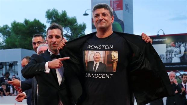 «Weinstein es inocente»: Un director italiano acude a la Mostra de Venecia con esta polémica camiseta