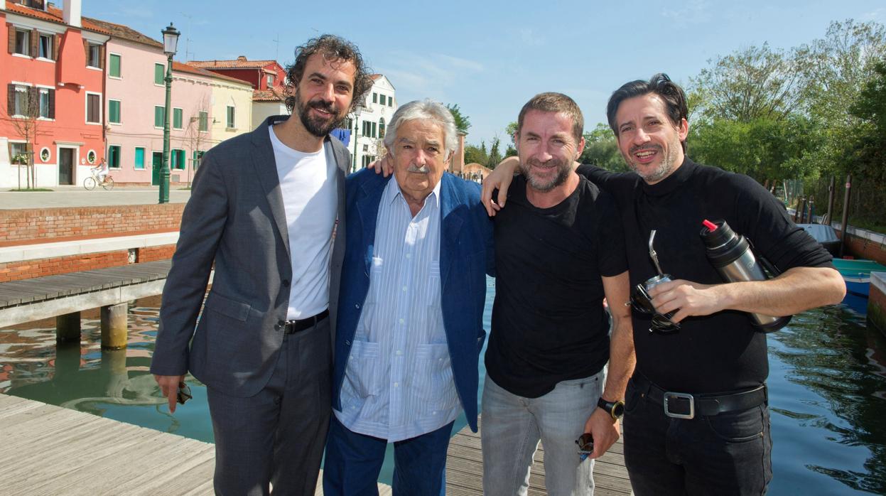 José Mujica, con el director Álvaro Brechner (i) y los actores Antonio de la Torre y Alfonso Tort