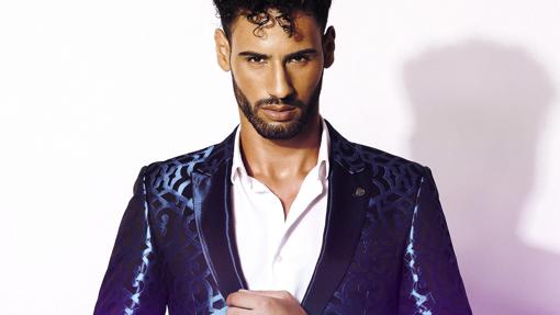 Asraf Beno, en Míster Universo 2018, posando para el programa